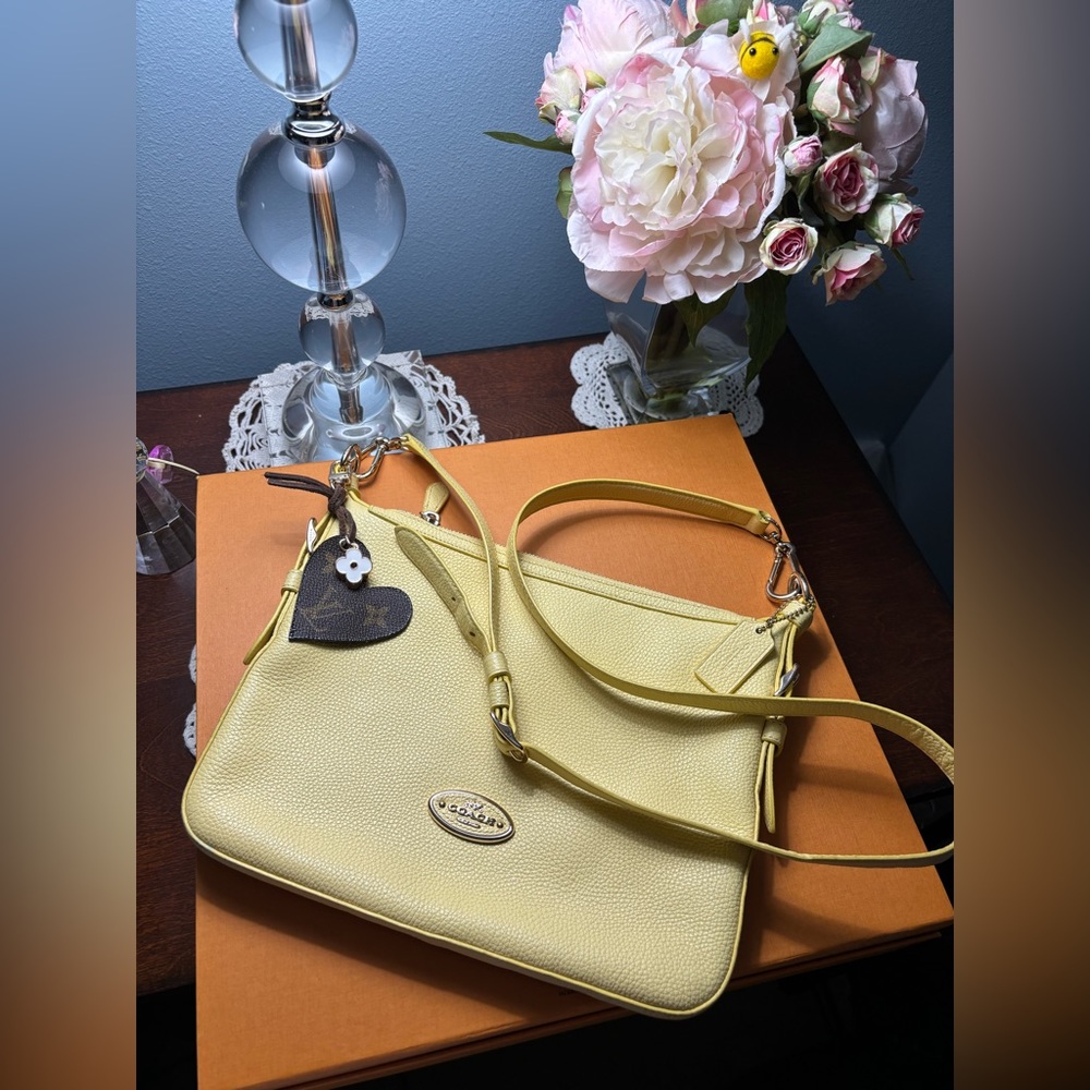 Authentic Limited Coach Yellow Crossbody bag EUC👜❤️👛